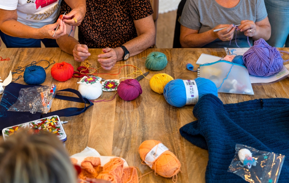 Masse forskellig farver garn, folk der strikker