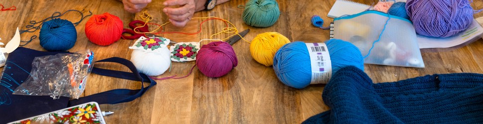 Masse forskellig farver garn, folk der strikker
