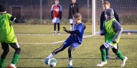 Drenge spiller fodbold