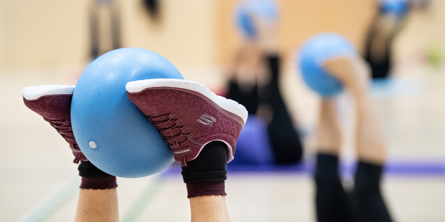 Gymnastikbold mellem fødder