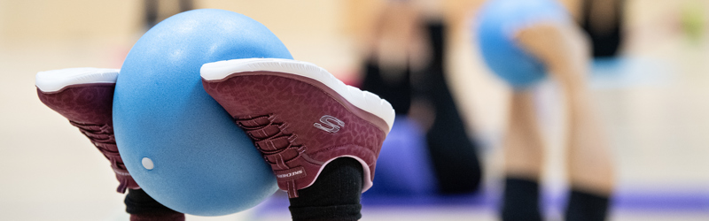 Gymnastikbold mellem fødder