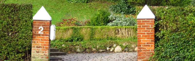 Billede af søjle ved indkørsel med husnummer på