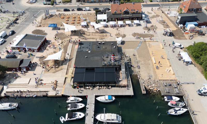 Dronefoto af Havnetorvet i Juelsminde