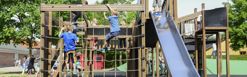Børn leger på legepladsen