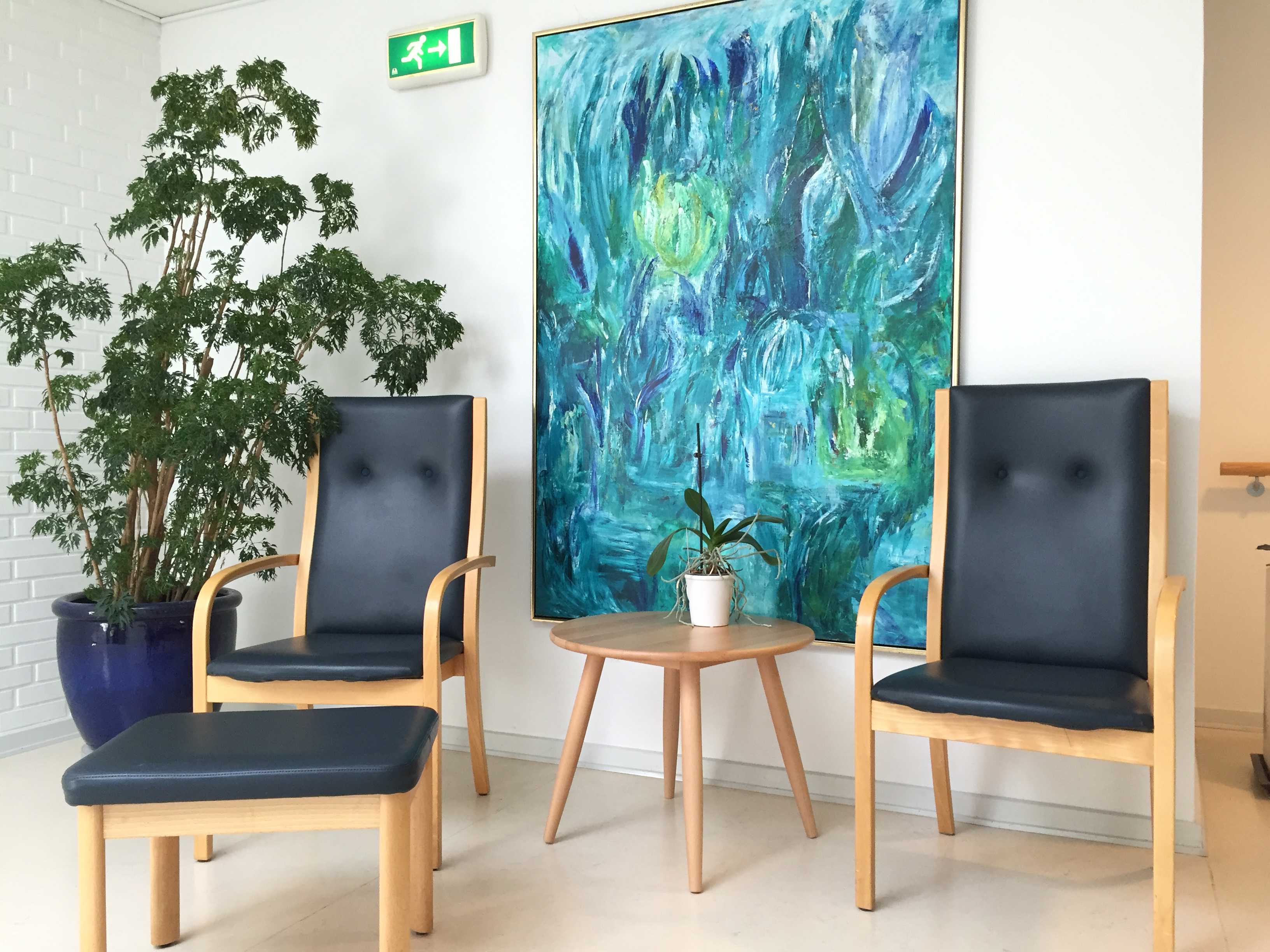 To lænestole og et lille bord.