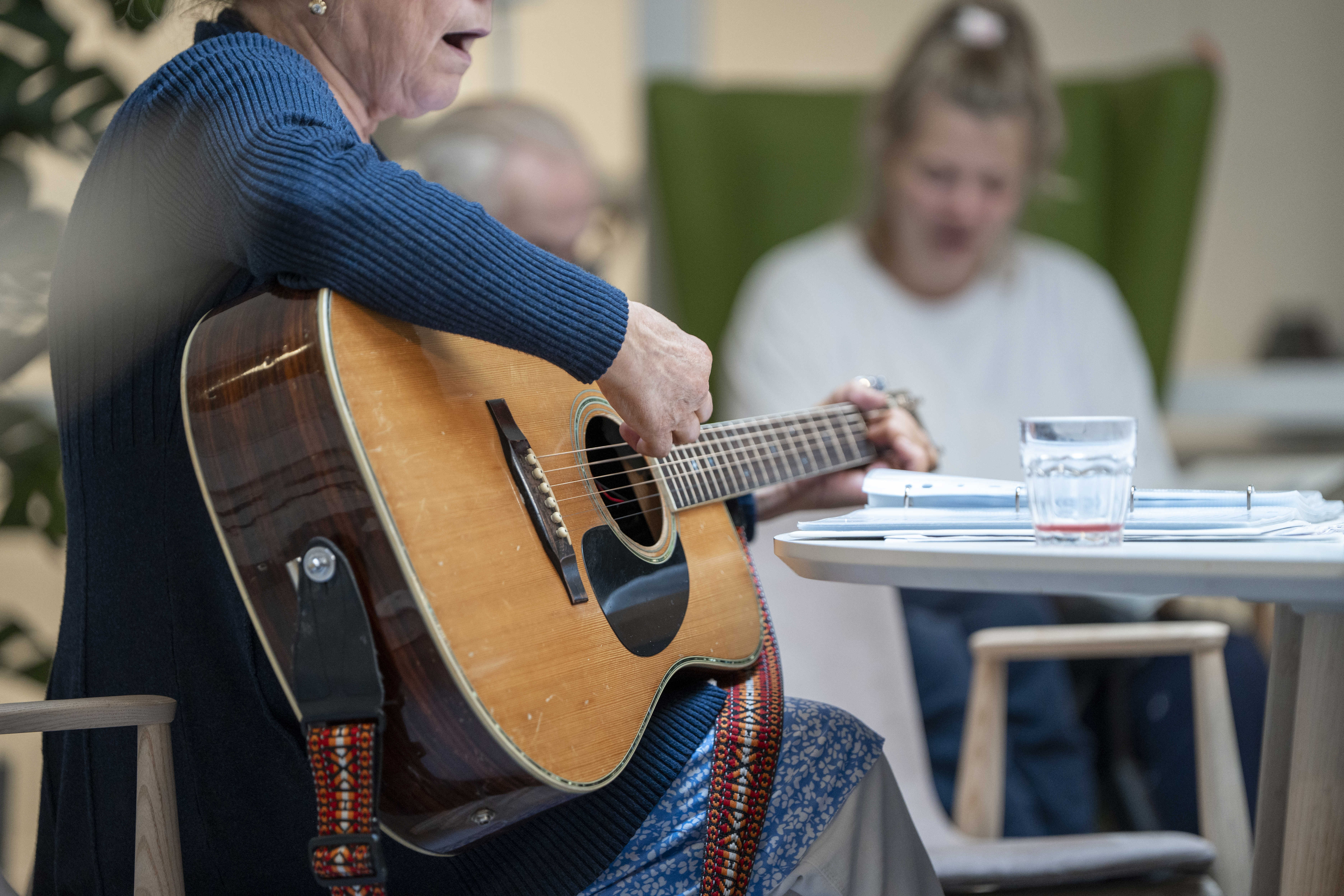 Guitarspil på Bøgely Plejehjem