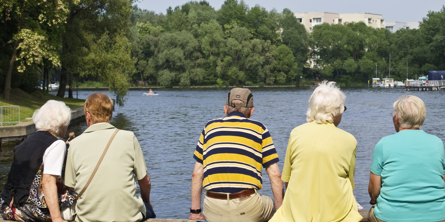 Borgere på en bænk ved sø