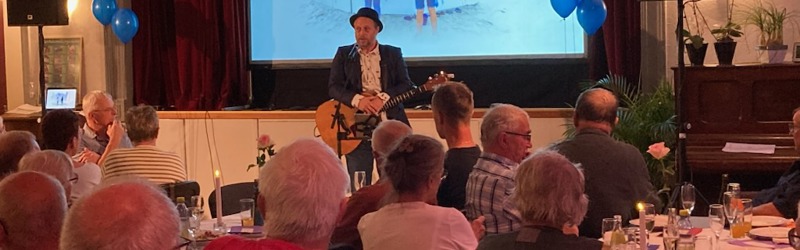 Forsamling der lytter til musiker