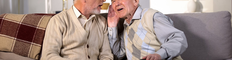 2 mænd i en sofa og taler sammen