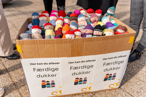 Kasse med færdige dukker