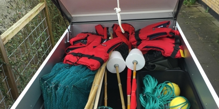 Trailer med indhold til havaktiviteter