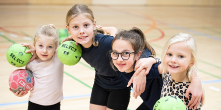 Piger med armene omkring hinanden