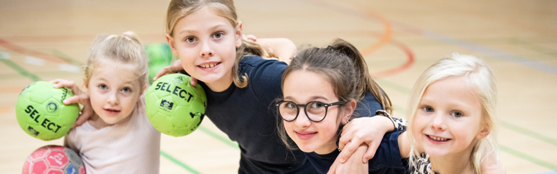 Piger med armene omkring hinanden