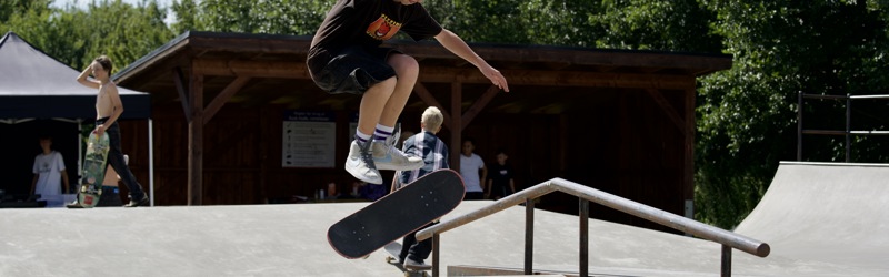 Dreng på skateboard