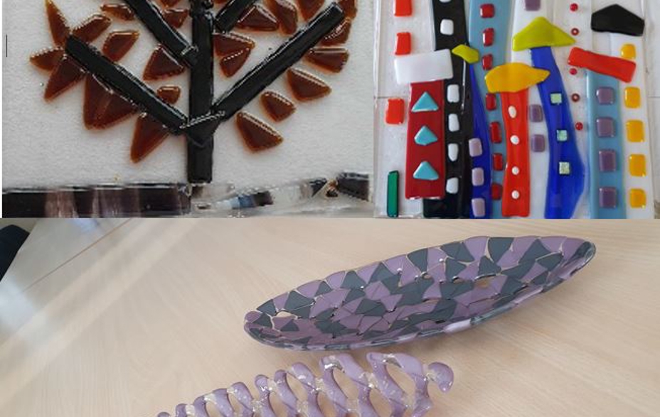 Et træ, huse og to skåle lavet af glas