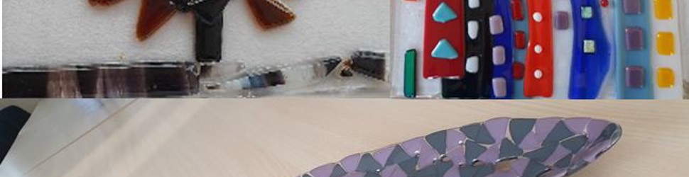 Et træ, huse og to skåle lavet af glas