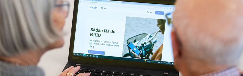 Personer som sidder foran en computerskærm