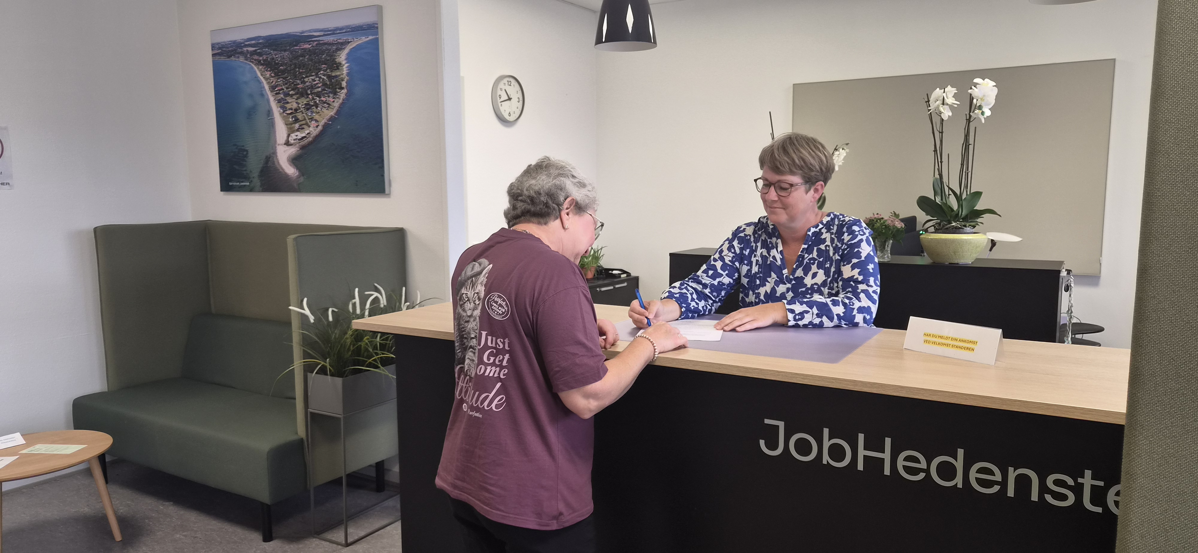 Borger får hjælp ved skranken i JobHedensted