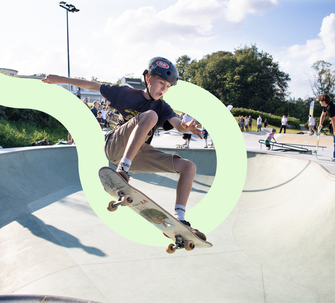 Dreng skater på skaterbane