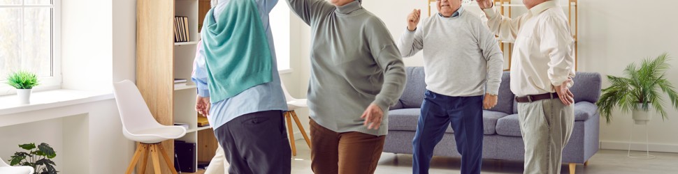 1 dame og 3 mænd danser