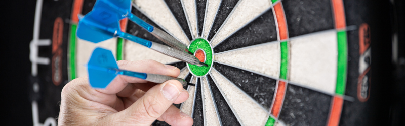 Pil i bullseye på dartskive