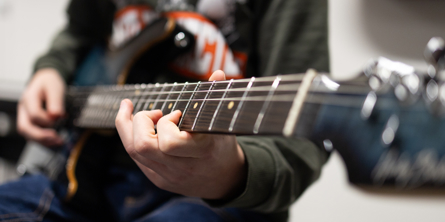 Barn spiller el-guitar