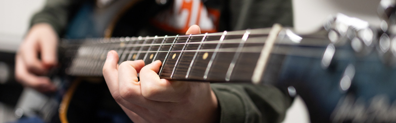 Barn spiller el-guitar