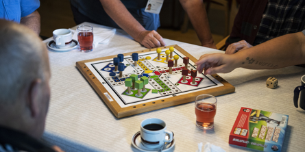 Frivillige der spiller ludo
