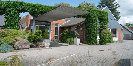 Indgang Nedergården Plejehjem - forsidebillede