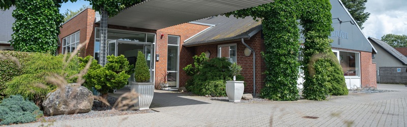Indgang Nedergården Plejehjem - forsidebillede