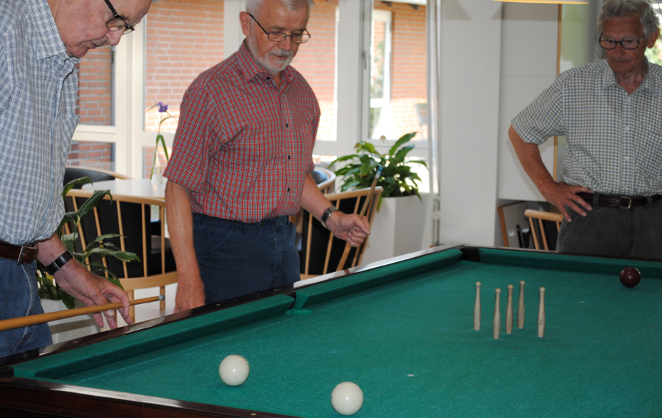 3 mænd spiller keglebilliard