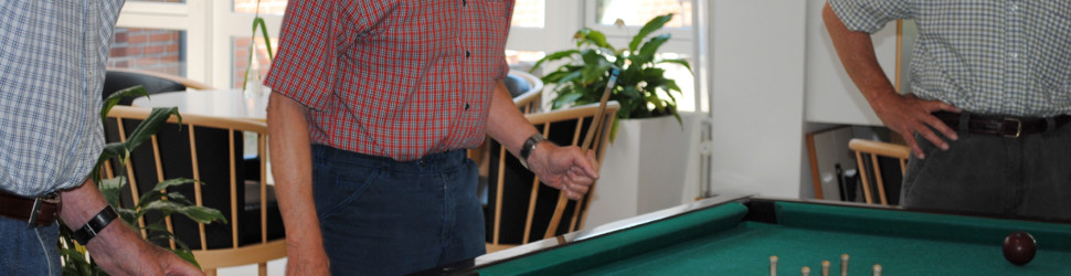 3 mænd spiller keglebilliard