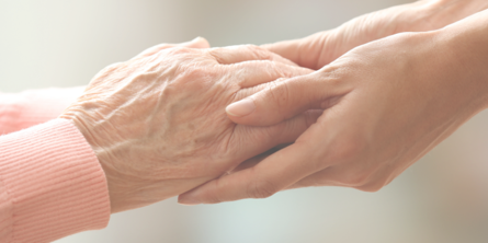 To sæt hænder der holder hinanden