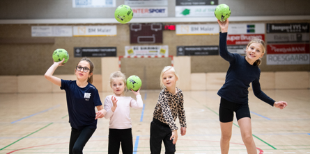 Børn der kaster med håndbolde