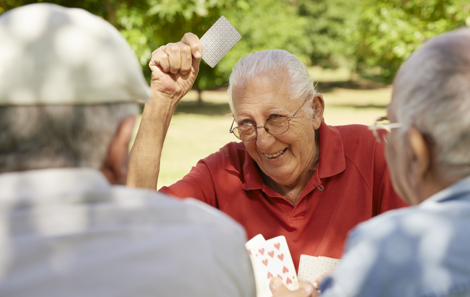 3 ældre mænd spiller kort