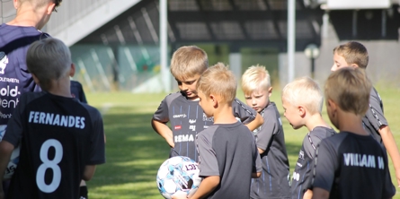 Børn på en fodboldbane